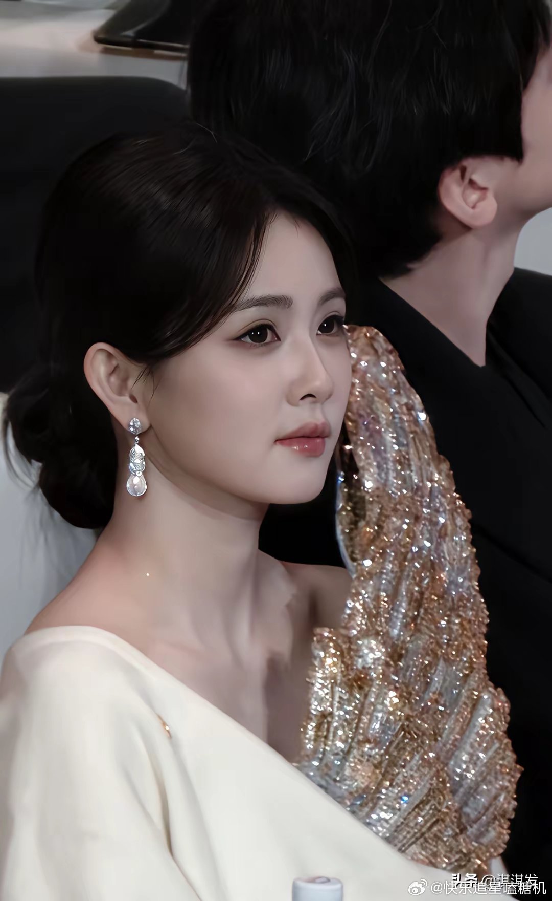 今晚的电视剧品质盛典，白鹿在座位上跟欧豪说话而没有跟白敬亭说话，不是因为她跟白敬