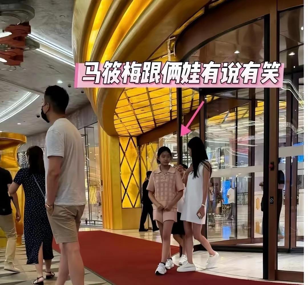 有个事，我一直不敢说，其实现在俩孩子也有很多被爆出来的照片！小玥儿不驼背、不