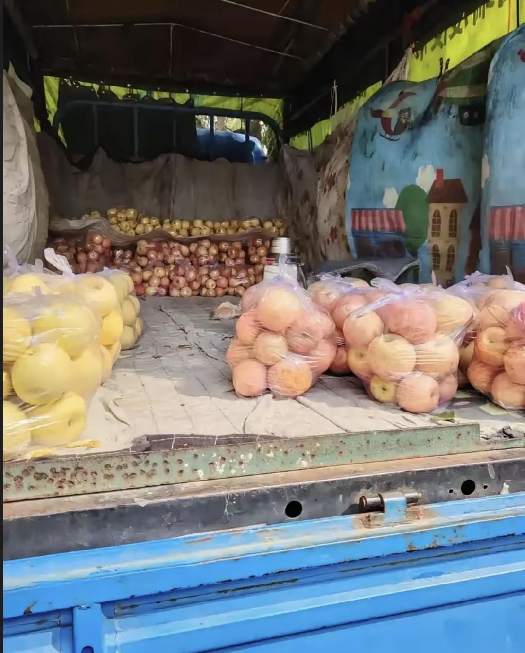 昨天我刚下班路过路边小卡车买的苹果，二十块一袋标榜陕西产，袋子外面瞧着大小匀称，