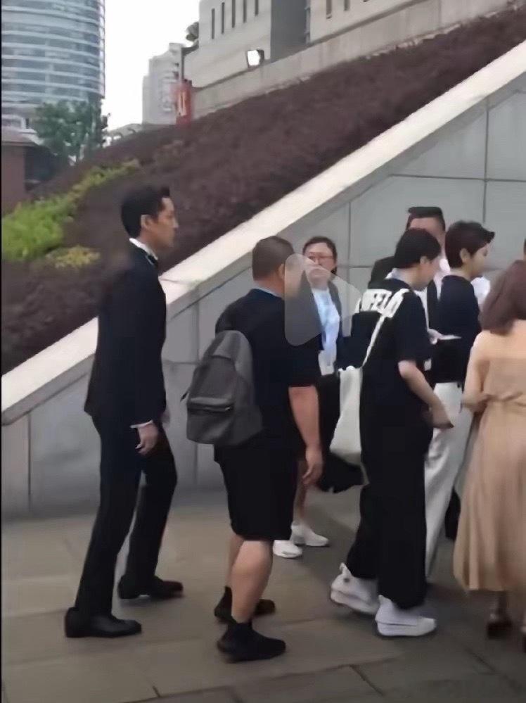 不是吧，胡歌这咖位竟然还借不到合脚的皮鞋啊，这皮鞋看着也太大了吧，完全不跟脚。