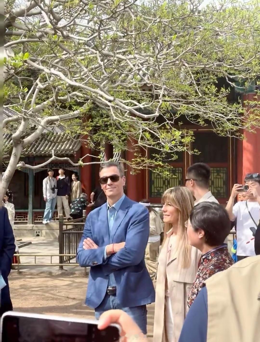 今天好多人在颐和园偶遇西班牙首相桑切斯。这是他四年内第4次访华。他曾表示，只要自