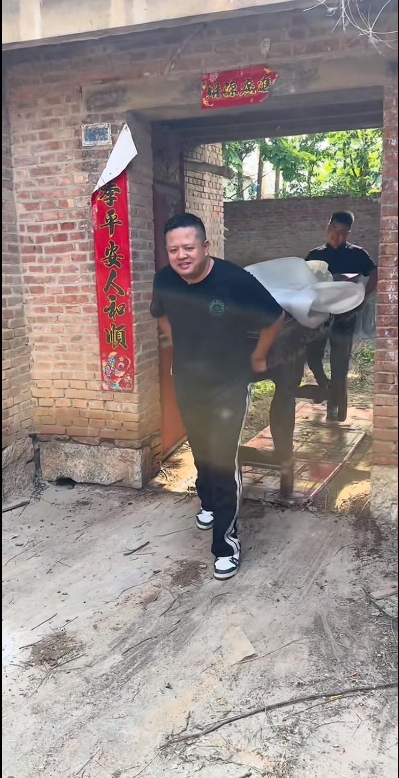 山东狠人袁志刚，平时经常拿出茅台酒宴请朋友兄弟和众人，酒桌上围着他的朋友数不胜数