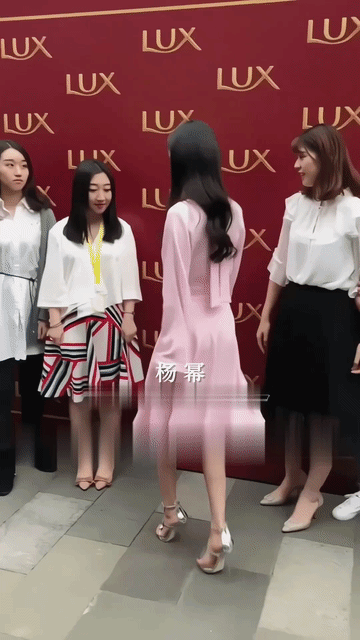 别说，杨幂旁边白衣服黑裙子的女孩倒是越看越有韵味儿，杨幂穿了大高跟，发型和妆容都