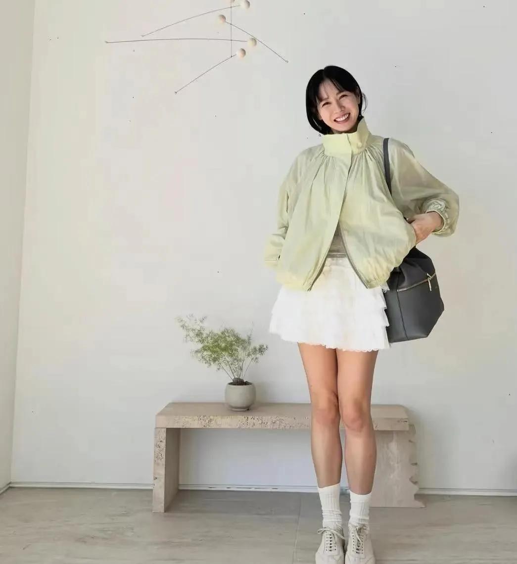 孙艺珍剪短发后直接嫩回18岁！浅绿夹克+白短裙，清新又减龄，这状态谁看了不迷糊