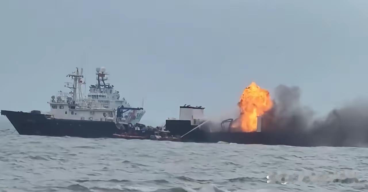 【惊险现场直击】南海突发震撼一幕！不明船只爆燃成火球，中方海警这个举动太暖心！