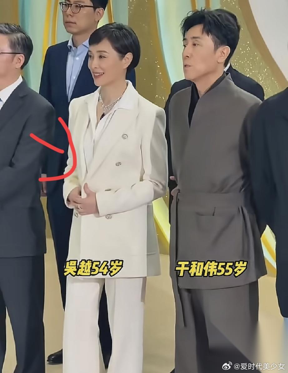 这个世界上我最佩服的就是吴越了白玉兰节上，别人都在拼命穿高定争奇斗艳，她偏偏