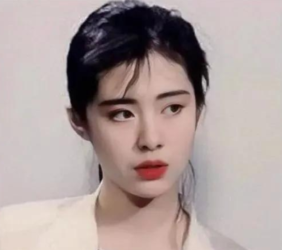 1990年，王祖贤第一次去北京拍广告，片酬200万。坐出租车时她给司机5块钱，司