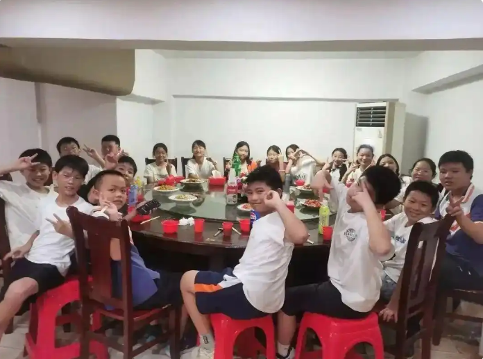 活该这老板发财！”6月27日，江西庐山，21名小学生凑了300元去饭店聚餐，询问