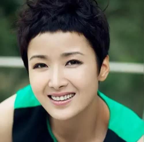 黄曼的家庭成员核心家庭成员1. 母亲：黄曼的母亲是一名戏曲演