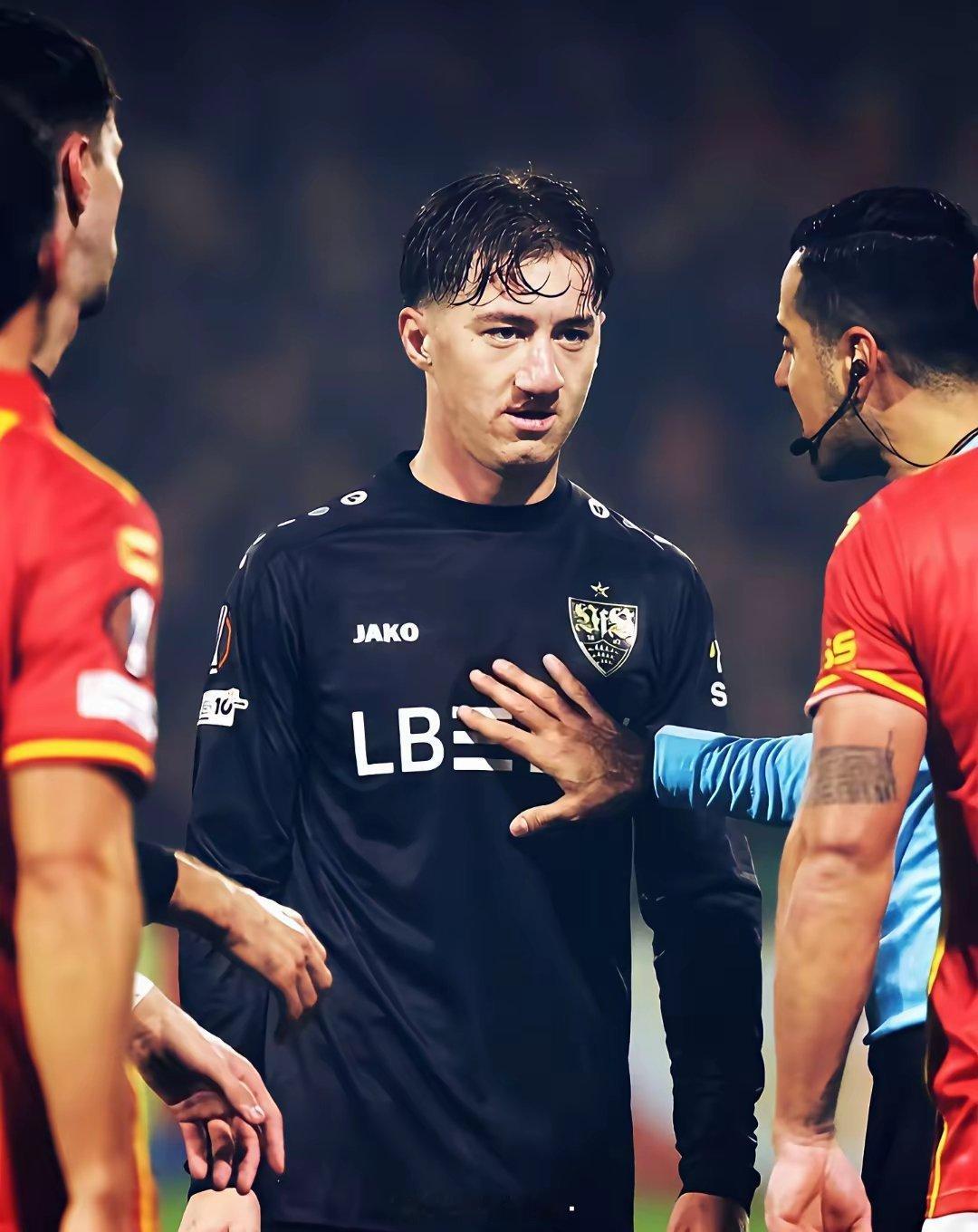 荷甲球员因为嘲笑德国球员的先天畸形鼻子，引发两队冲突。这名德国球员名叫斯蒂勒，是