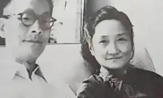 1957年，58岁的翁瑞午站在法院被告席上，原告席上，女大学生关某的母亲，一口咬