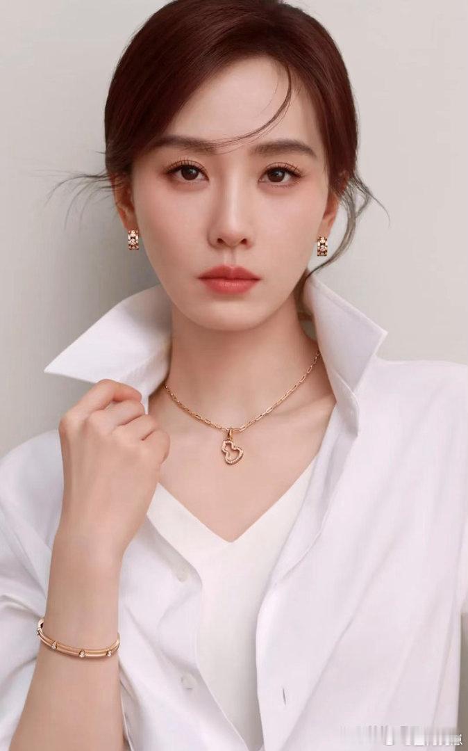 刘诗诗氛围感纯美写真，清雅温婉，气质尽显。