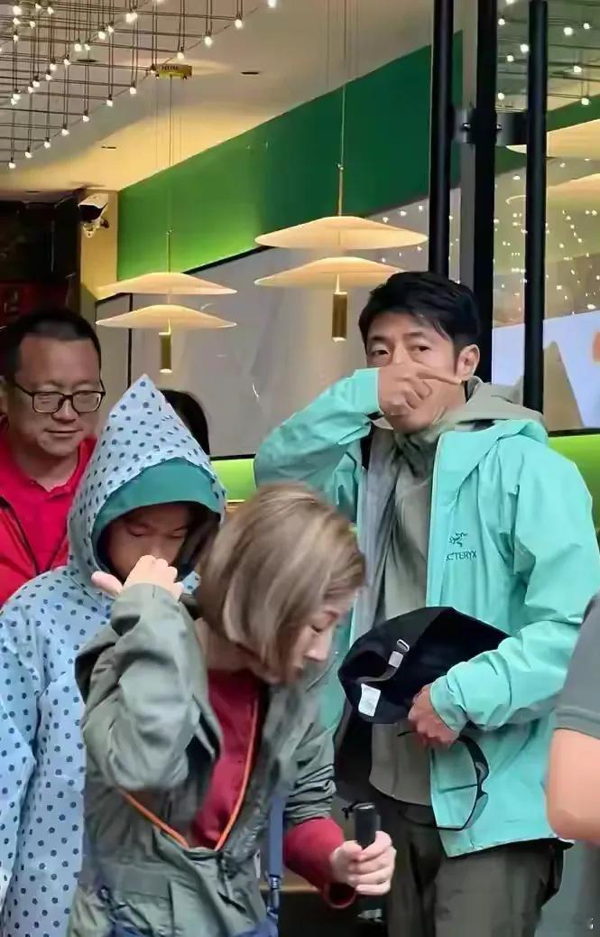 刘亦菲和撒贝宁都回了武汉老家！由于李白的家人从加拿大来了武汉，撒贝宁特意带他们体