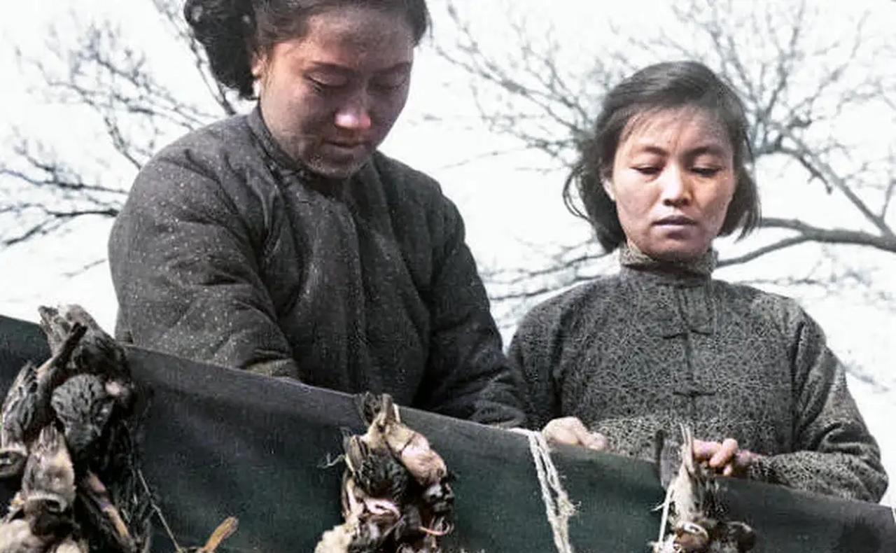 过去，50岁以上的女人就是老女人。因为过去50岁以上的女人，打扮得老，特别冬天的
