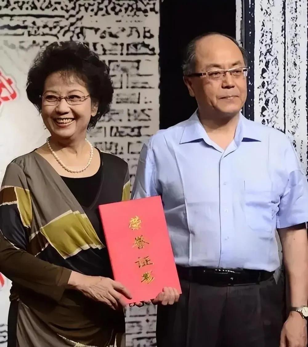 李维康耿其昌的婚姻属于兴趣爱好，职业也相同的类型，完全就是同行结婚呢。不少京剧演