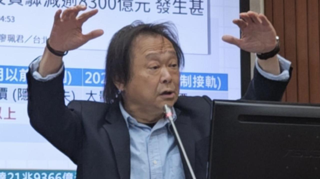 王世坚大赞蒋万安，绿营炸锅，周玉蔻开第一枪：开除这个叛徒！民进党内的“头号刺