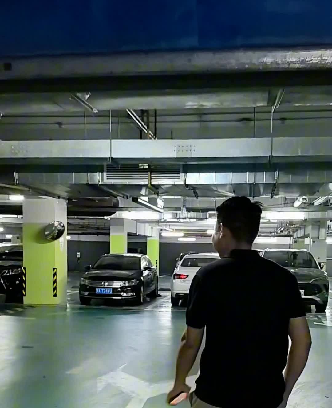 问界M8首次线下交流分享。这个队伍还是很强大的，M8的车友团今天过来听课听讲