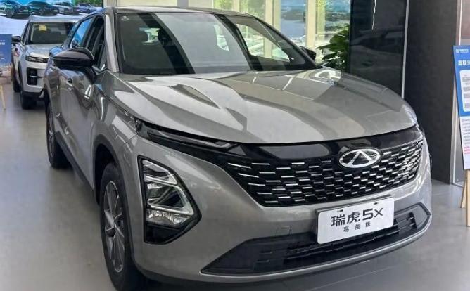 我爸说这车舒服，我妈坐进去三分钟就下来了。五万块预算，家里四个人，四种意见。我