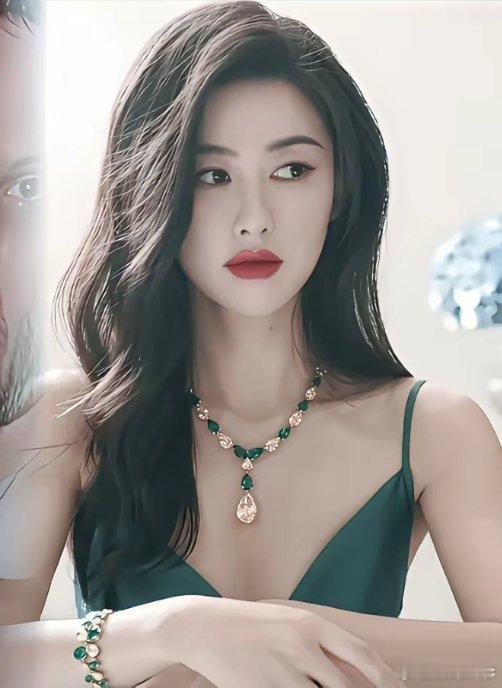 说白了朱珠这回可尴尬了不是因为她有娃了，而是因为她早期在美国的一组生活照被翻出来