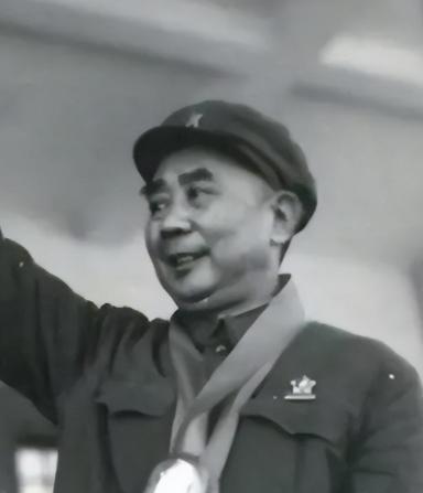 1970年，王自正持枪冲进了军区政委的卧室，政委连忙呼叫警卫员，谁知，2个警卫员
