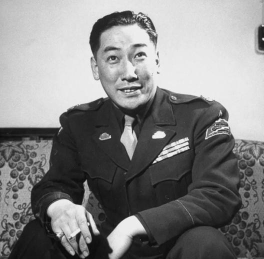 1997年，蒋纬国病逝。100岁的宋美龄接到消息立刻登机赶回台湾，到