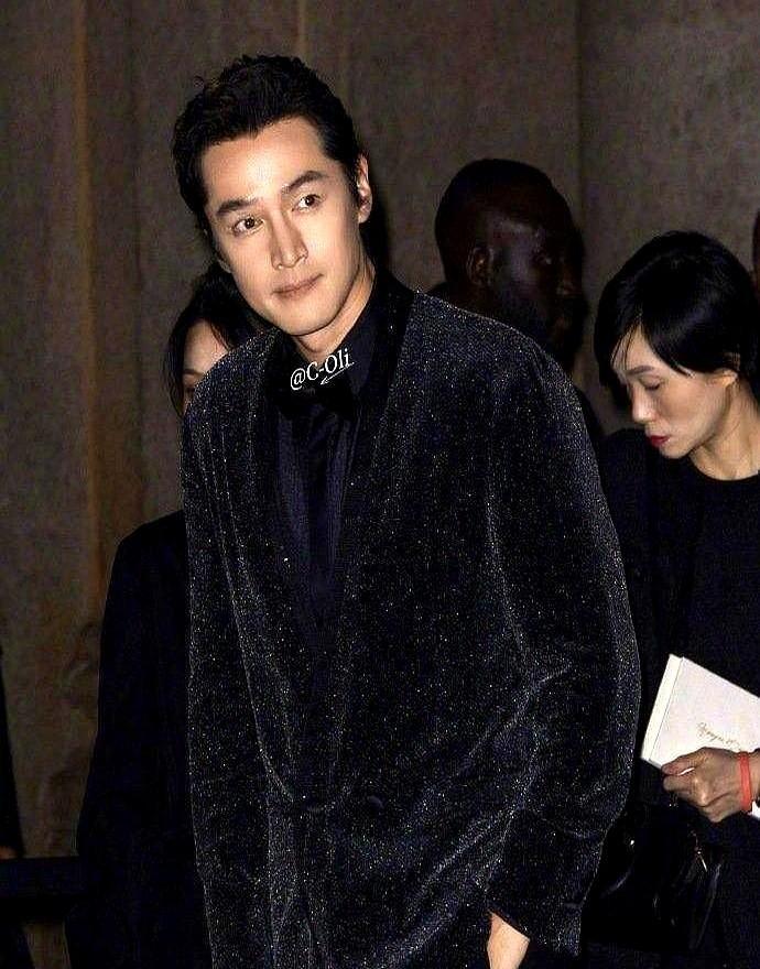 章子怡坐第一排，不是因为她是影后，是因中国买手团砸了2400万欧元。胡歌那件西