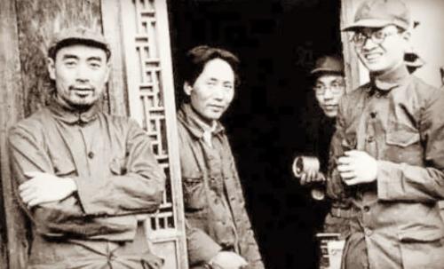 1967年7月26日，有人当着毛主席面，要“取消八一建军节”，毛泽东直接给否定