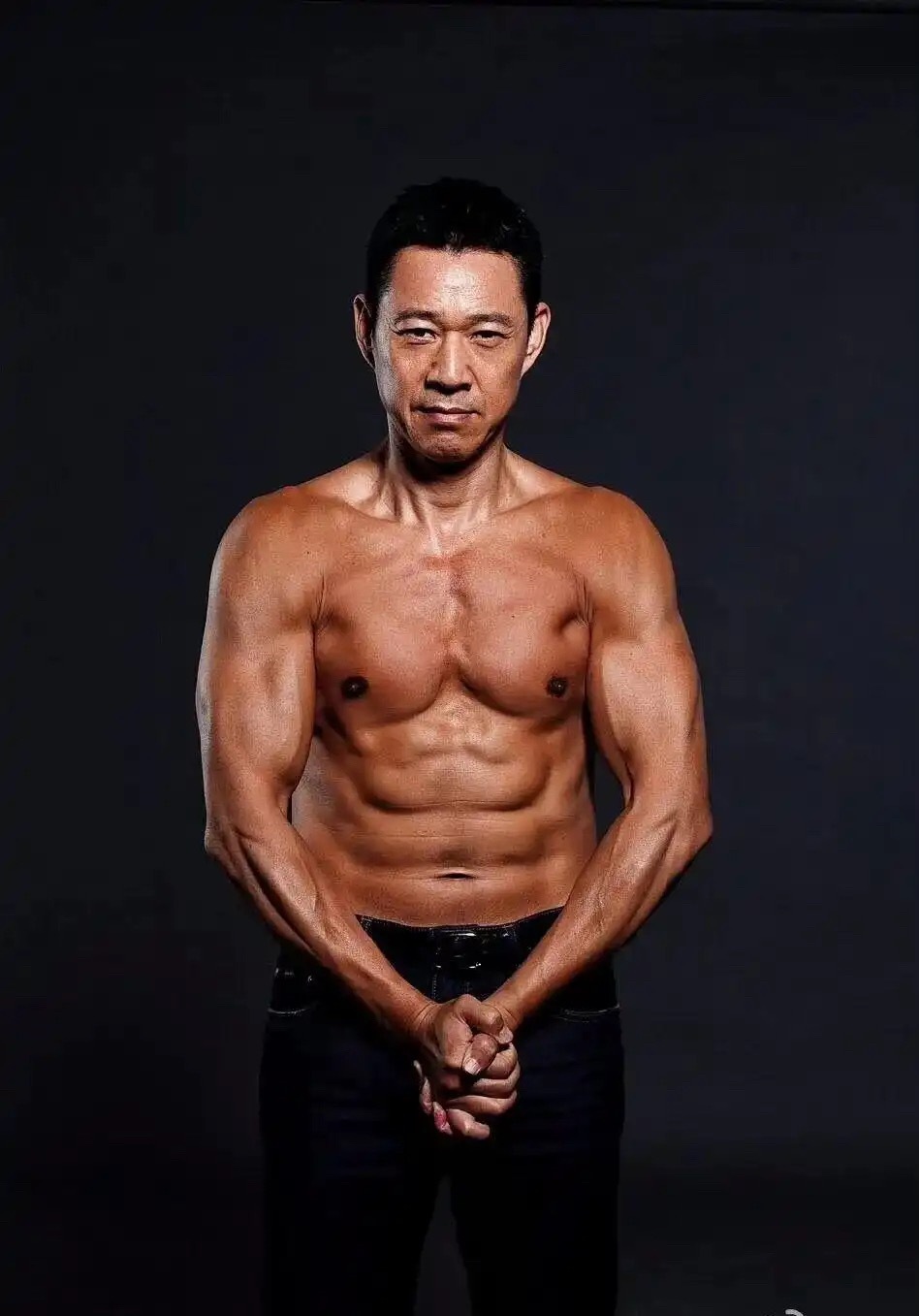 55岁瞿颖晒和张丰毅合照，直呼“谁能看出来70了呢”，网友：自律是顶级整容