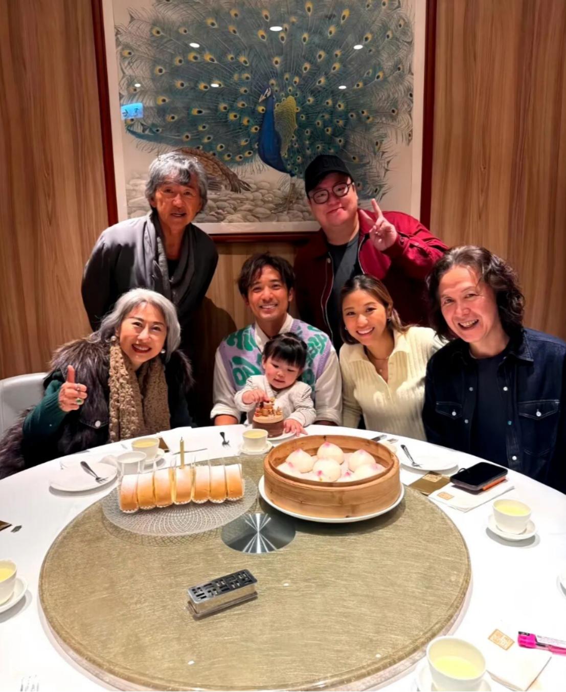 这世上最幸福的人，非叶倩文莫属！65岁的叶倩文又一次让人羡慕了，舞台上是万人合唱