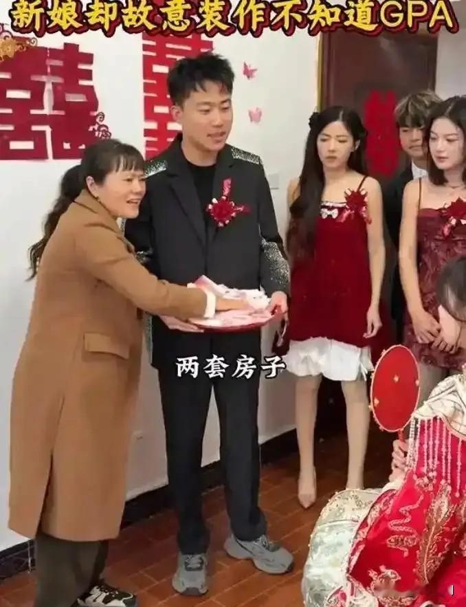 武汉一对新人结婚，结婚当天新娘一直和男闺蜜通电话，说到激动时还流泪哽咽。新郎上门
