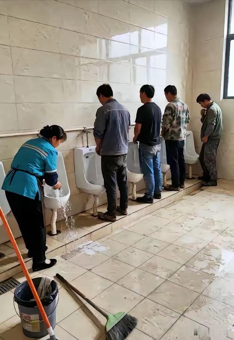 说是男女平等？可在特定环境下，比如在医院、高速公路服务区等卫生间里，经常会遇到