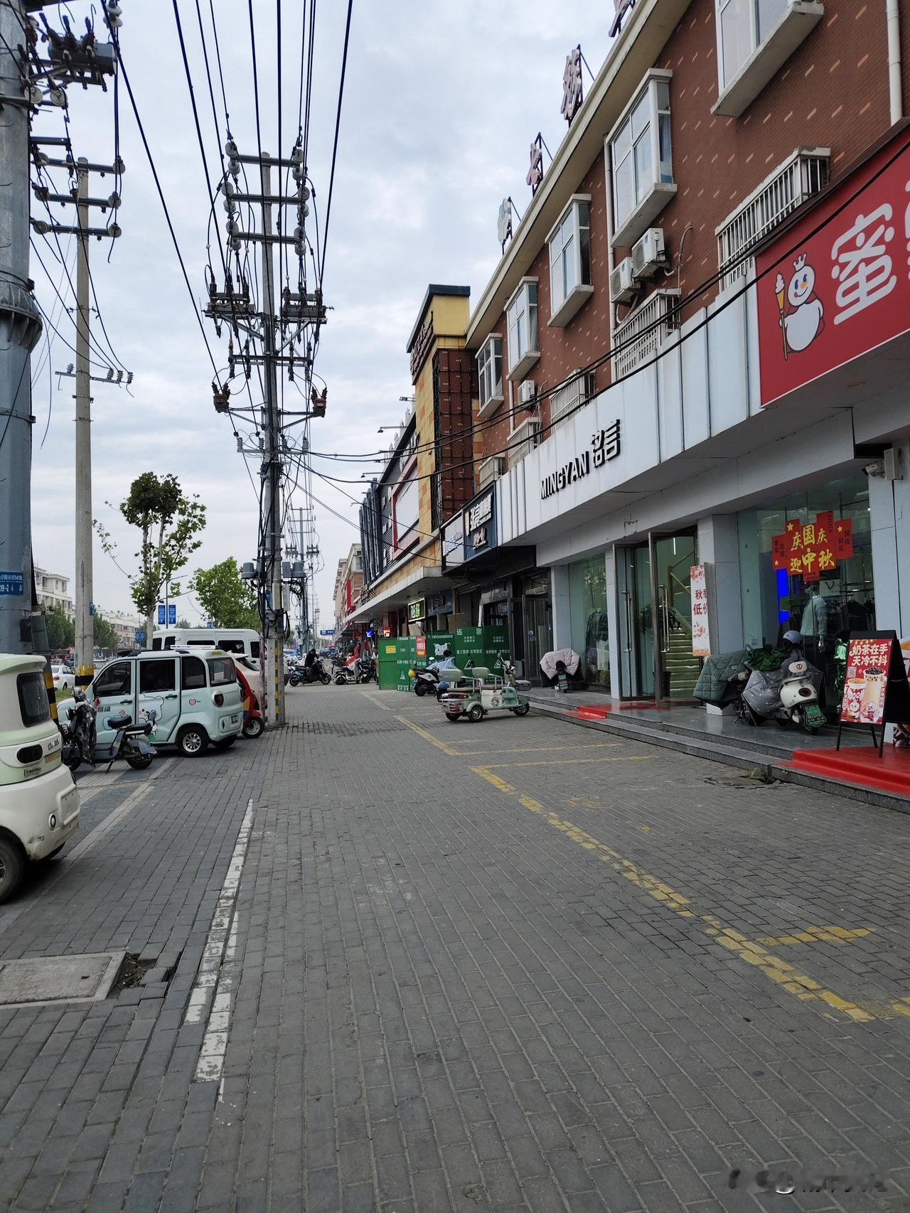 宿迁一个镇上,就这五十米内开了三家咖啡店,三家奶茶店,一个汉堡店。瑞幸咖啡,库