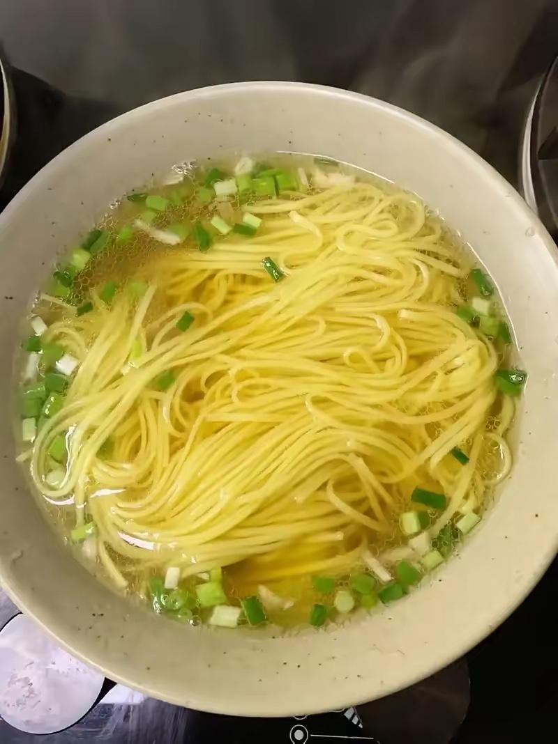 今天股市又崩了，大家很平静，不是真的平静，因为新闻不怎么报道，热搜上也基本没有，