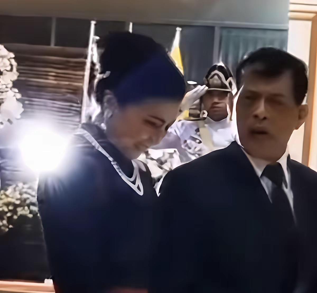 泰王当众斥责，苏提达嘴角含笑、眼底无波——这不是卑微，是清醒。西拉米当年恃宠