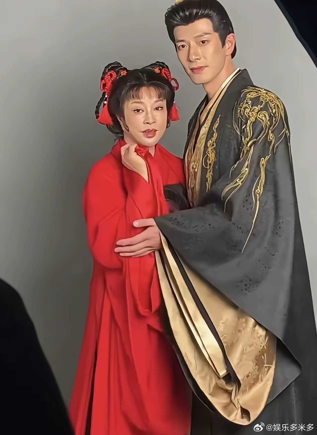 75岁刘晓庆和年轻演员拍摄宣传照，一身大红再扮少女，她太执着了