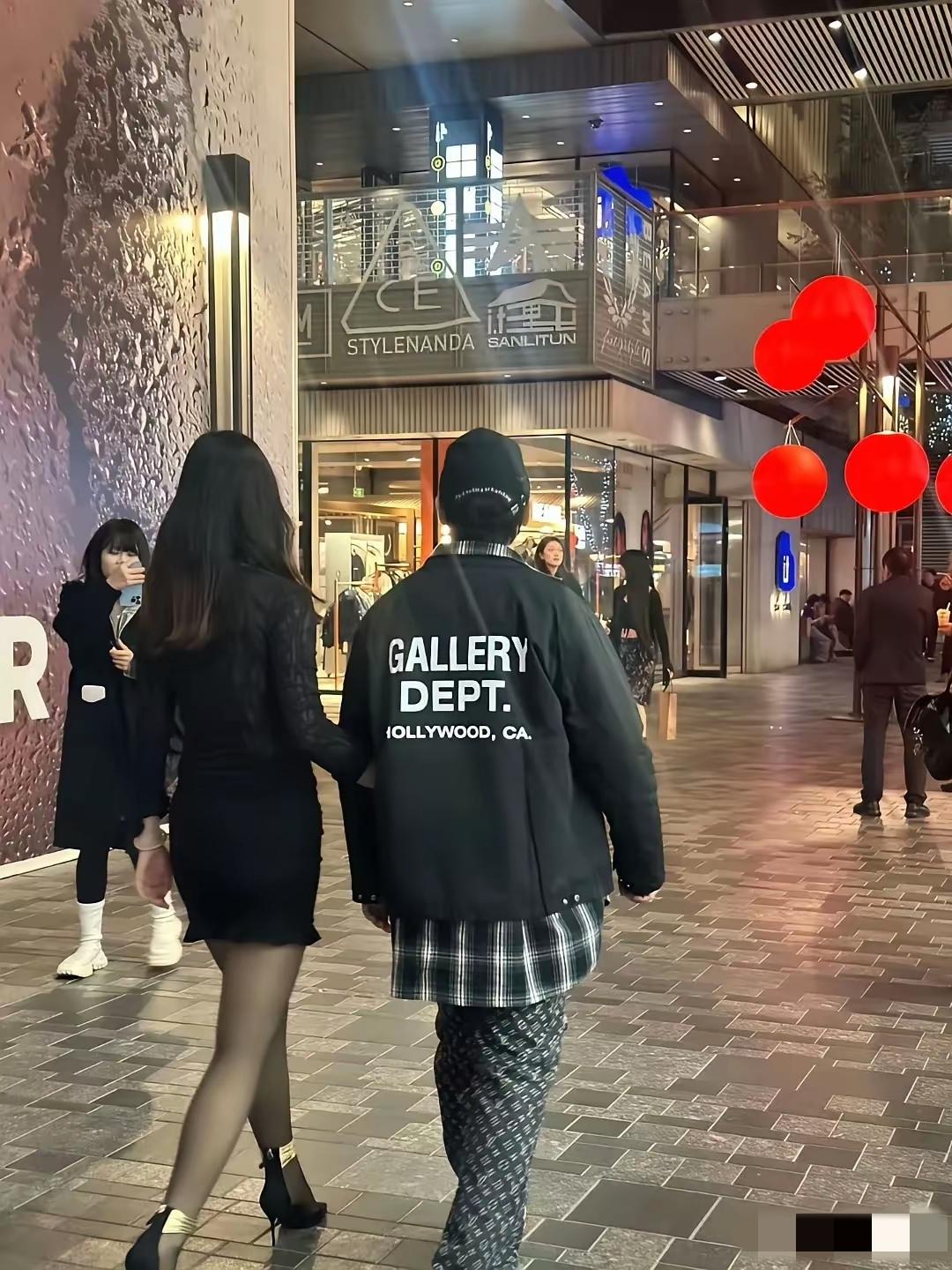 是不是老王的家底都快被掏空了，连小王所找的女伴，要求都降低了很多。这种品味，