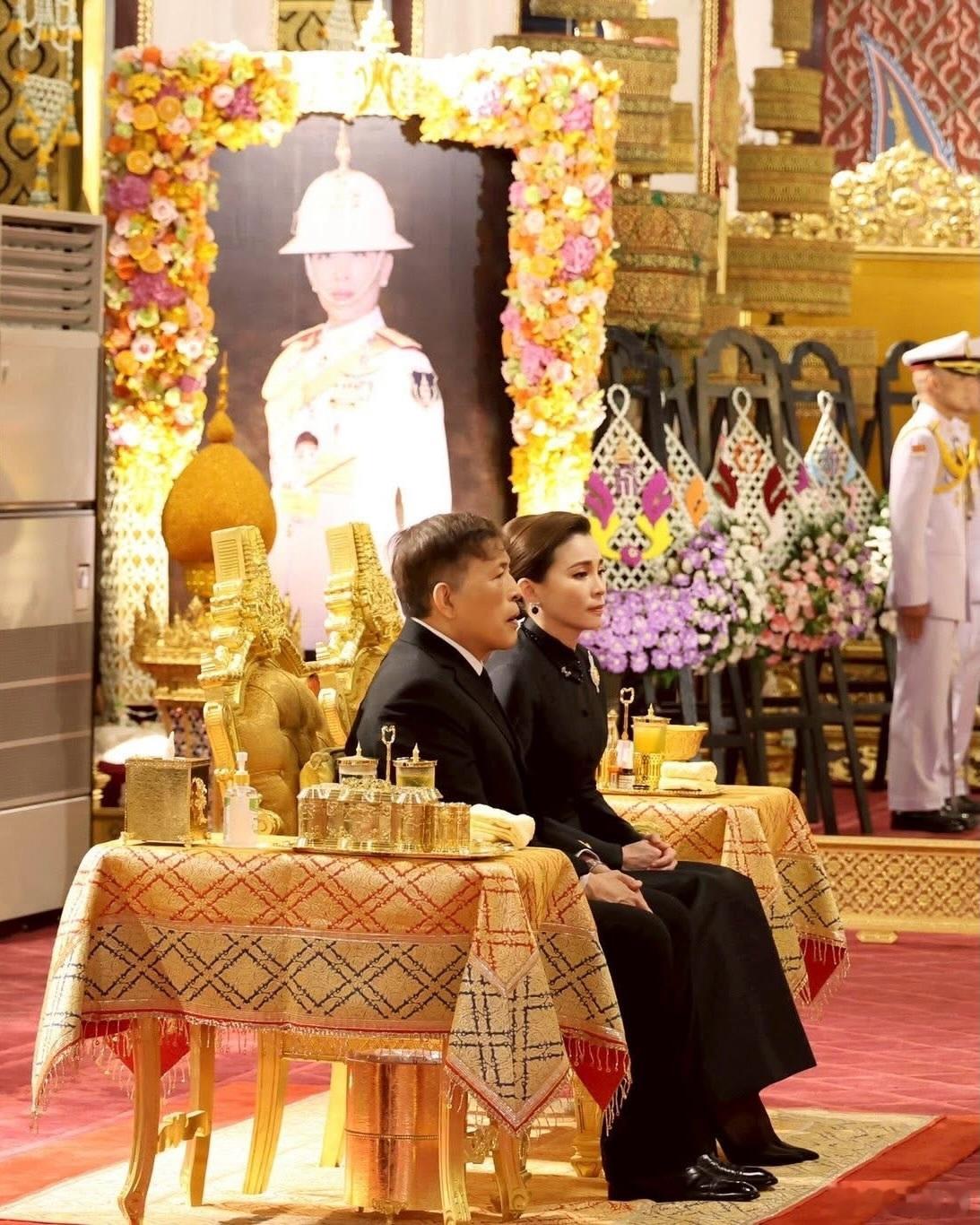 泰国王室🇹🇭6月15日，哇集拉隆功国王和苏提达王后在诗妮娜贵妃、思蕊梵娜瓦