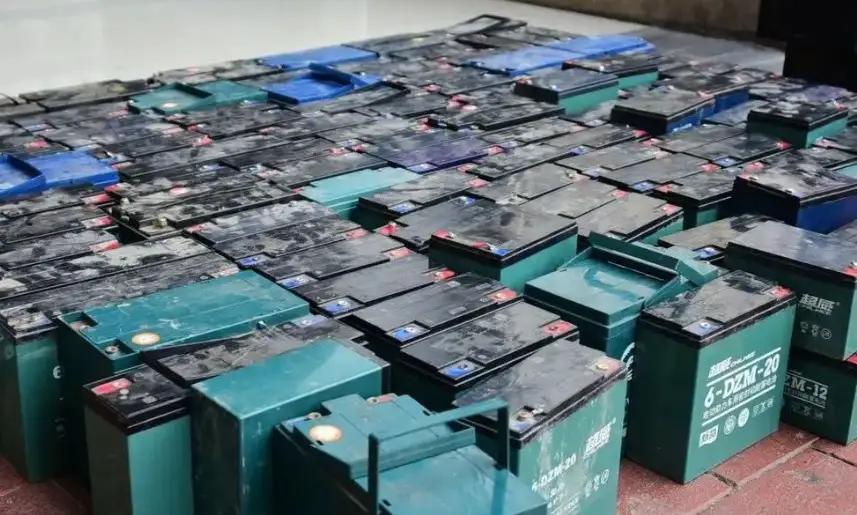 收破烂最喜欢收这3样东西，看似垃圾却比黄金值钱，早点知道不吃亏。废旧电池能换手机