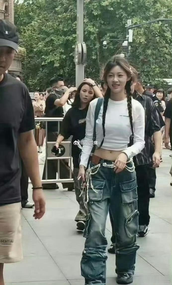 我的老天奶，现实中的痞幼竟然长这样，乍一看还以为是哪个明星呢