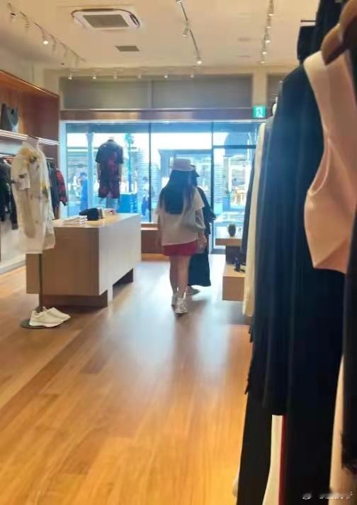 李湘母女在日本逛打折奢侈品店！​​​