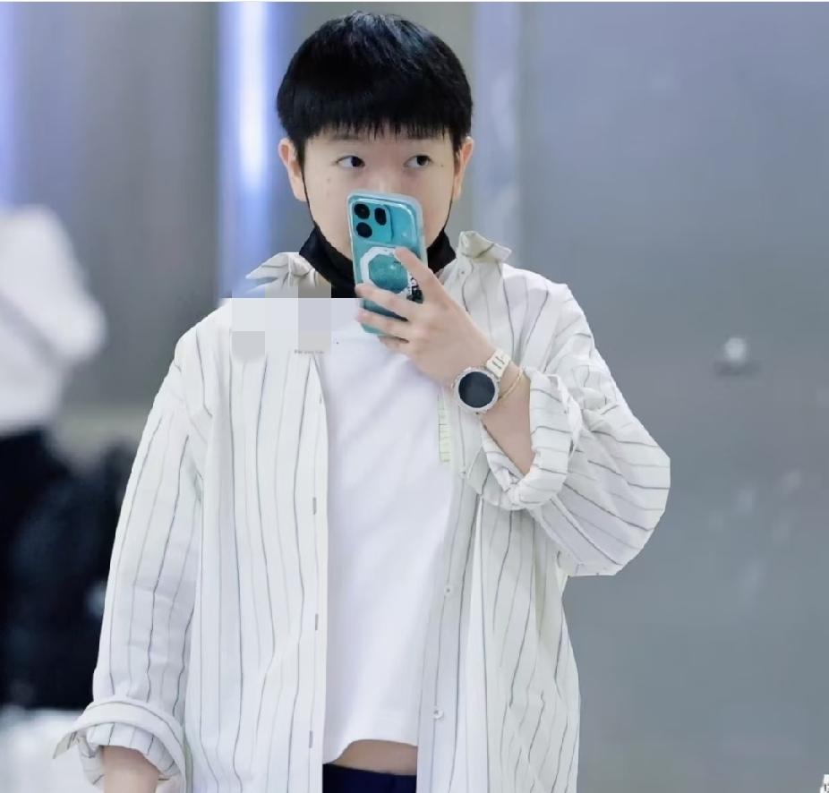 孙颖莎清爽机场白系穿搭，少年感直接拉满机场莎莎这一身简约白衣造型，真的太耐