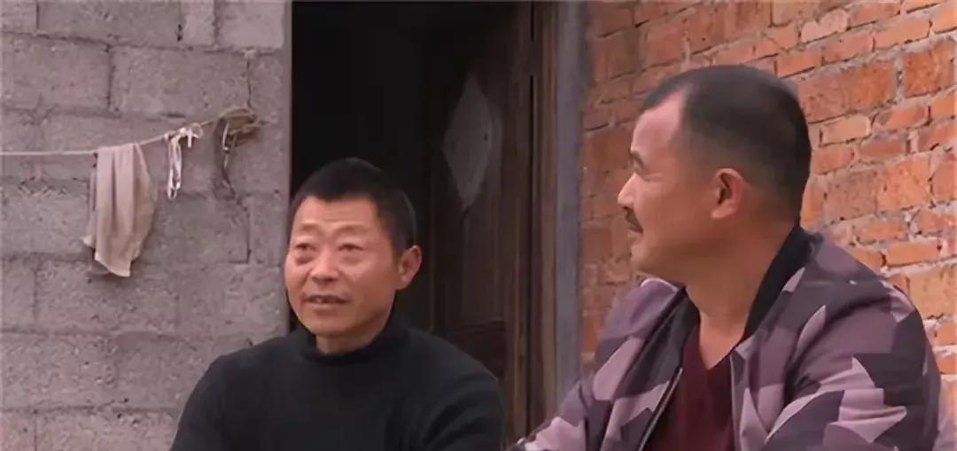 2003年，1个失忆流浪汉，被一对夫妻收留，同吃同住生活了17年。谁料，这天，流