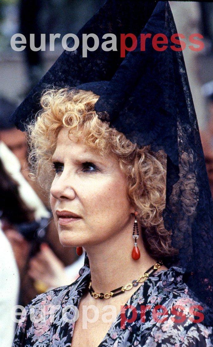 介绍一对曾属于西班牙阿尔巴女公爵卡叶塔娜的珊瑚耳环，可见材质还有缟玛瑙和碎钻，这