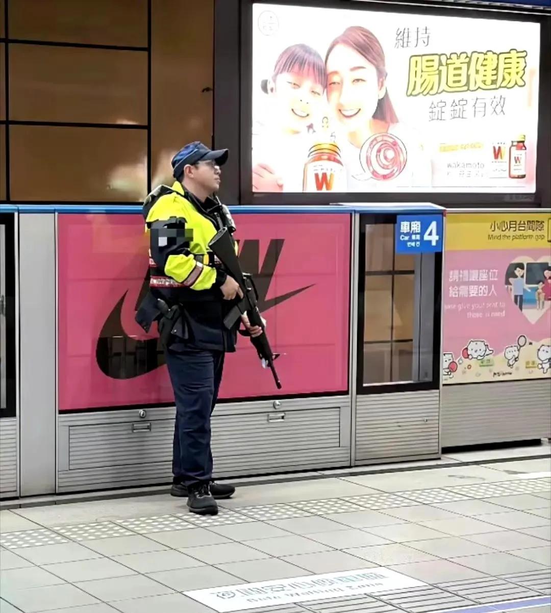 “绿娃”心真大！给眼镜哥们发个反光背心，再配一把老掉牙的M4，站在地铁犄角旮旯发