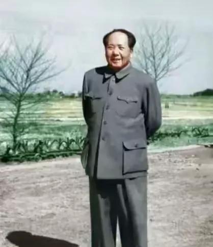 毛主席在三个关键时候的决策，直接决定了中国后来的样子。一是解放战争打过长江