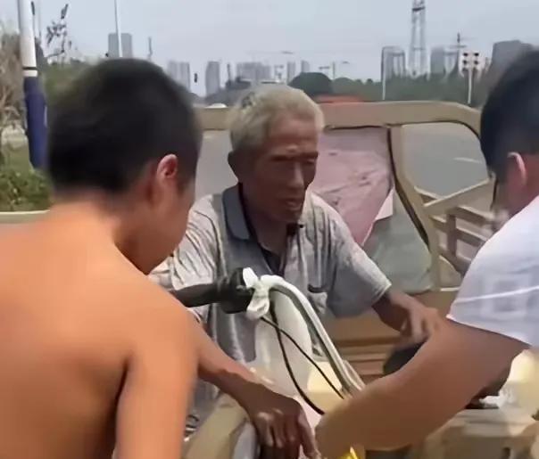 看哭了！400度高温下，河北保定街头，爷孙俩推车的身影看着让人心疼！小男孩