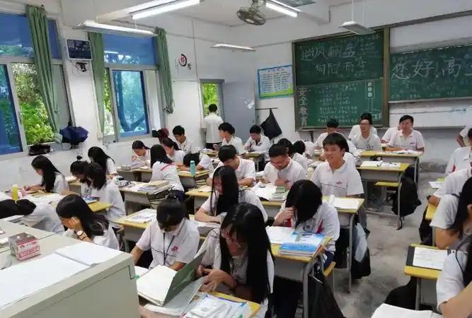 上高中后,才悟出的道理!1、孩子将来能考什么大学,其实在高一就能看得出来了,有