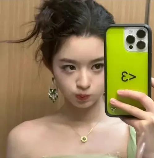 没想到，黄杨事件中，也有人嗅到了商机。这对耳环马上成为义乌商品街的爆款了，19
