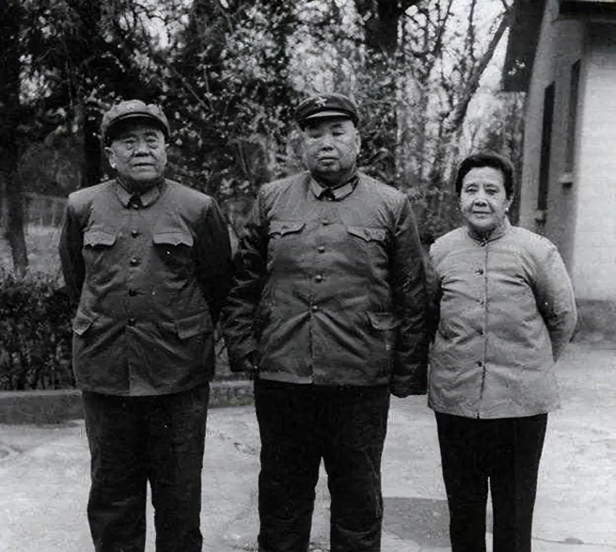 许世友去世后向守志不愿在悼文上署名，聂凤智当场发问：你对谁心存不满？1955年