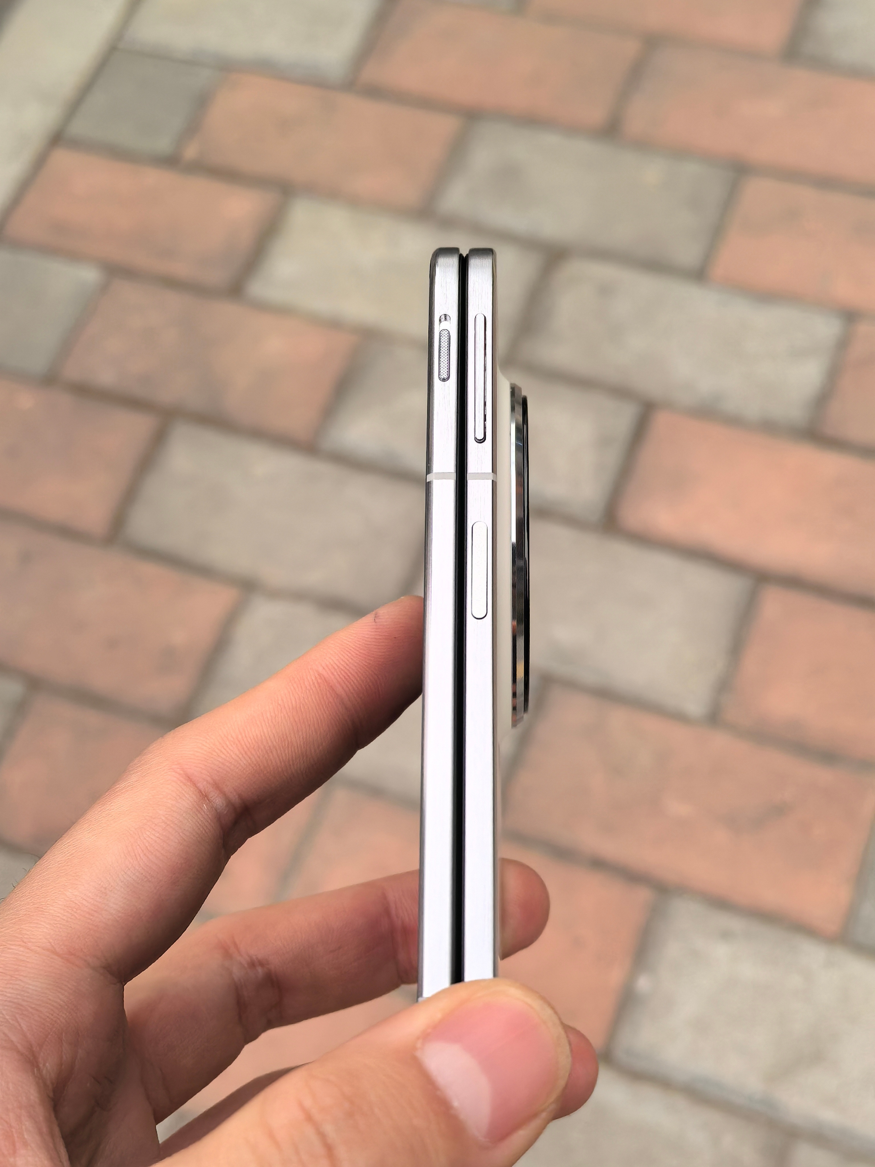 OPPOFindN5用了快四个月，现在彻底离不开折叠屏了机身真的特别薄，日常